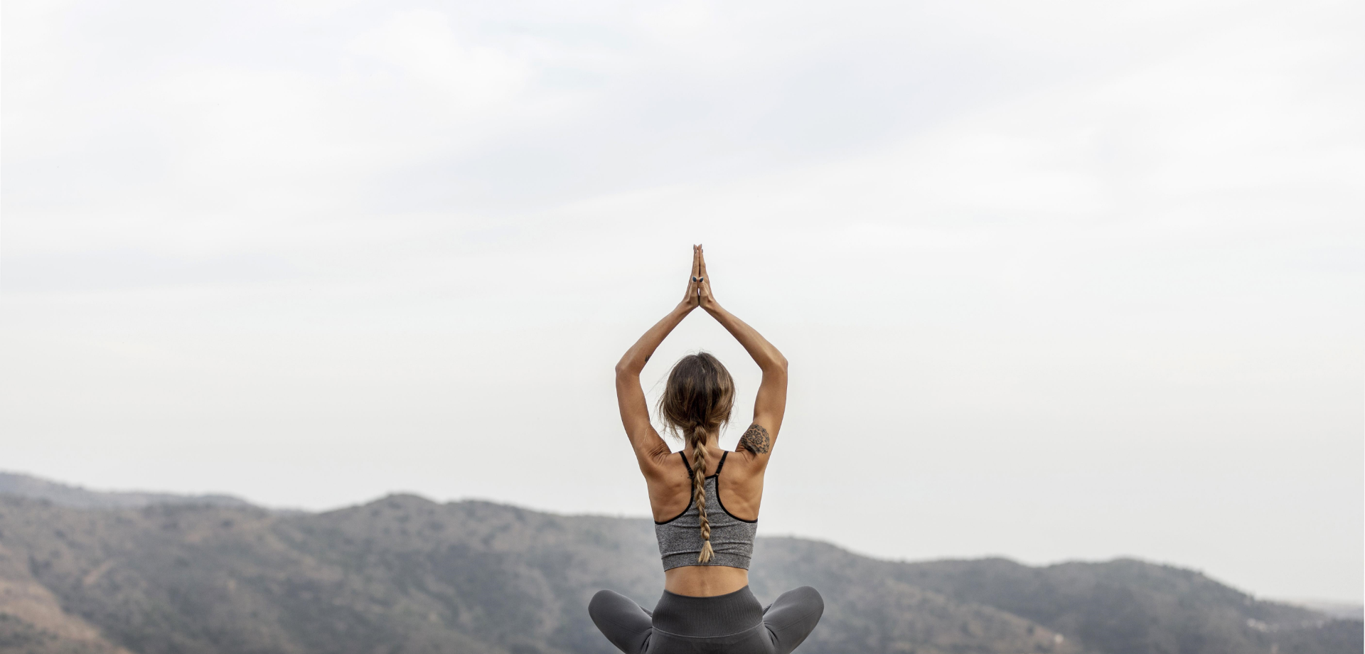 Méditation face à un paysage paisible
